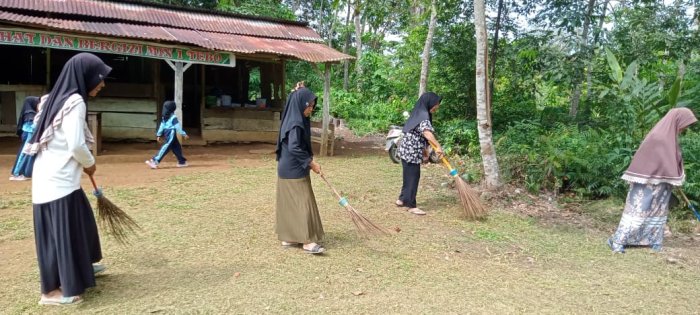 Penjual Kantin MIN 1 Tebo Rutin Gelar Aksi Bersih Lingkungan
