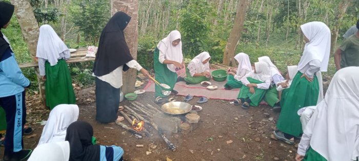 Siswa Kelas VIB Laksanakan Pembelajaran SBDP Ikuti Kegiatan Praktik Memasak