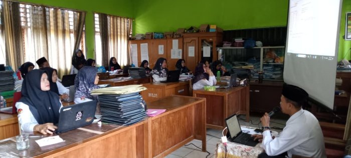 Kepala MIN 1 Tebo Berikan Bimbingan Kepada Dewan Guru Mengenai  Konversi Nilai Ujian