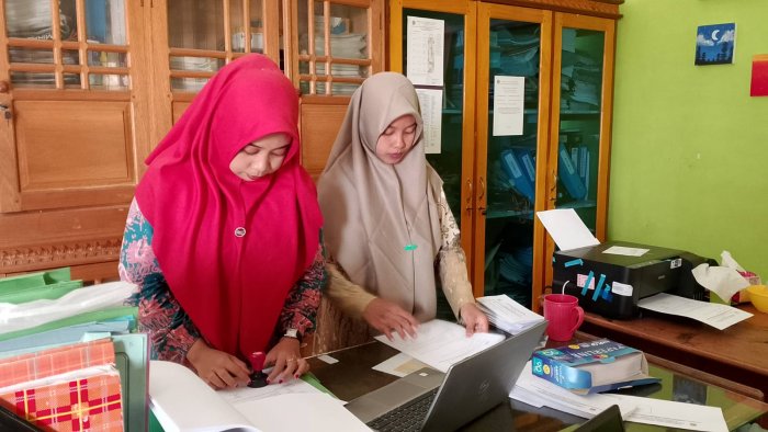 Staf TU MIN 1 Tebo Gelar Persiapan Intensif Jelang Acara Tasyakuran Siswa Kelas VI di Madrasah