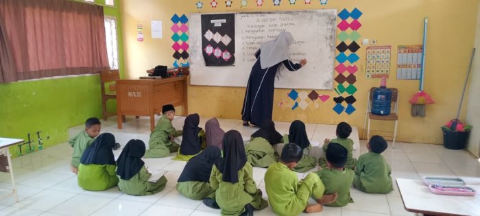 Siswa Kelas Rendah MIN 1 Tebo Laksanakan Rutinitas  Pembelajaran Bersama Wali Kelas