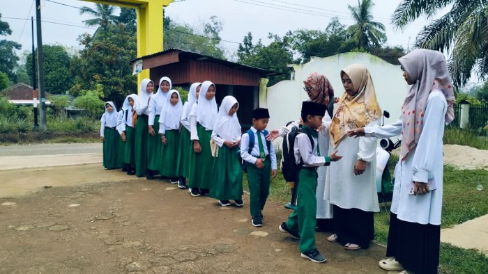Dewan Guru MIN 1 Tebo Rutin Laksanakan Kegiatan Sambut Siswa di Madrasah