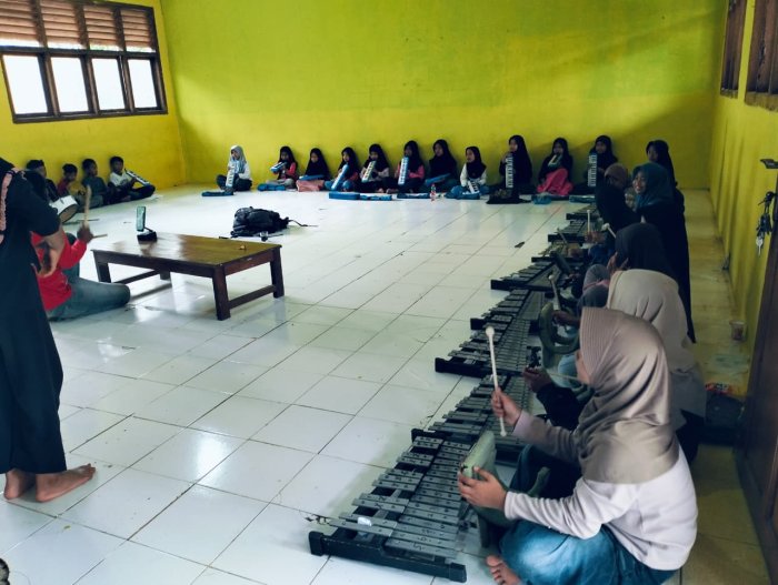 Siswa MIN 1 Tebo Antusias Ikuti Latihan Drumband di Madrasah Bersama Pelatih Siswa MIN 1 Tebo Antusias Ikuti Latihan Drumband di Madrasah Bersama Pelatih