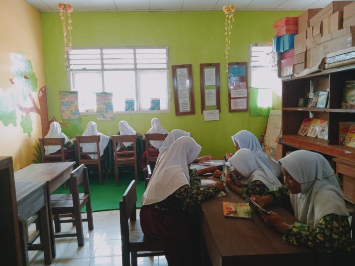 Siswa MIN 1 Tebo Rutin Tingkatkan Literasi Membaca di Perpustakaan