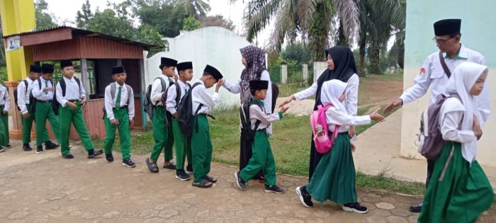 Dewan Guru MIN 1 Tebo Laksanakan Kegiatan Sambut Siswa dengan Semangat Setiap Pagi