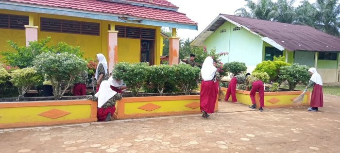 Siswa MIN 1 Tebo Galakkan Aksi Bersih Lingkungan Madrasah
