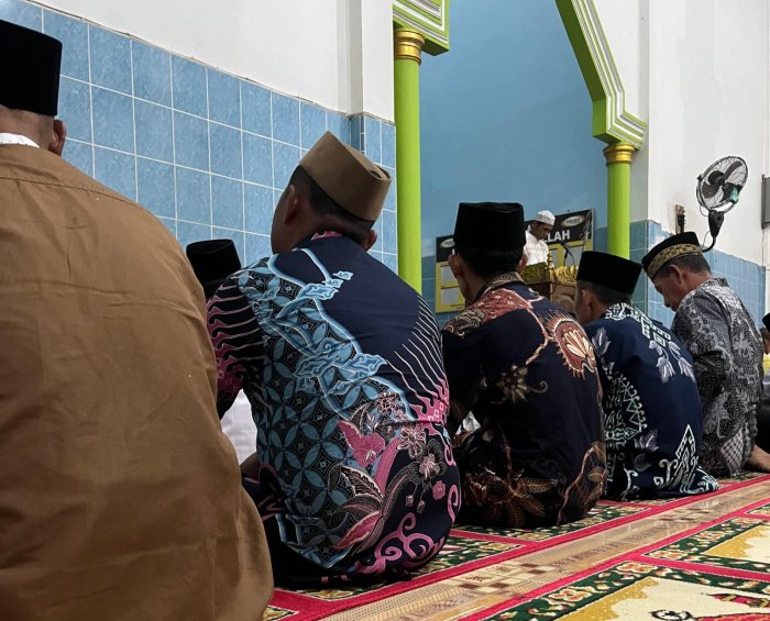 Dewan Guru MIN 1 Tebo Laksanakan Sholat Idul Fitri Berjamaah di Masjid Sambut Hari Kemenangan