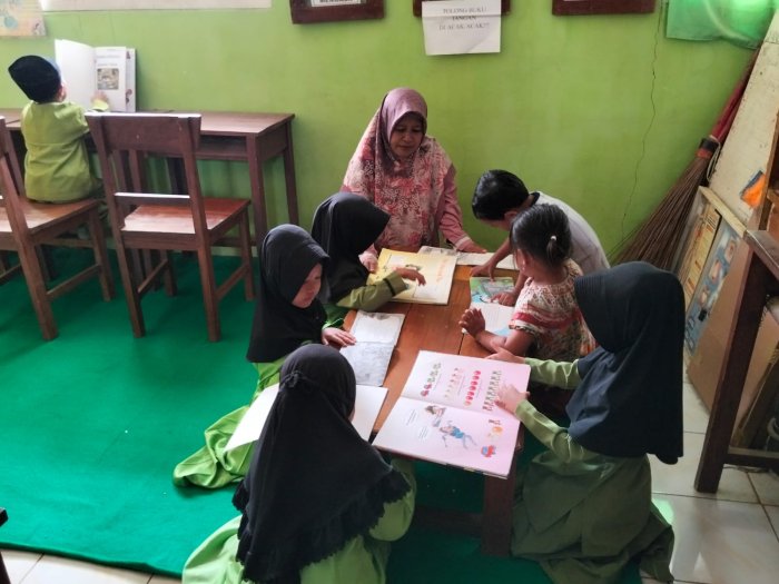 Siswa Kelas 1B MIN 1 Tebo Laksanakan Belajar di Perpustakaan Madrasah