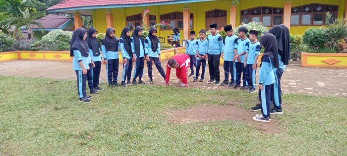 Siswa Kelas 6B Antusias Ikuti Pembelajaran  PJOK Dengan Serius