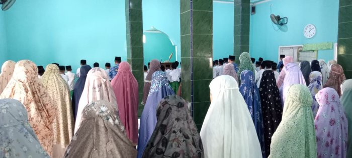 Pembiasaan Sholat Dzuhur Berjamaah Rutin Dilaksanakan Terapkan Panca Cinta Allah dan Rosul di Lingkungan Madrasah