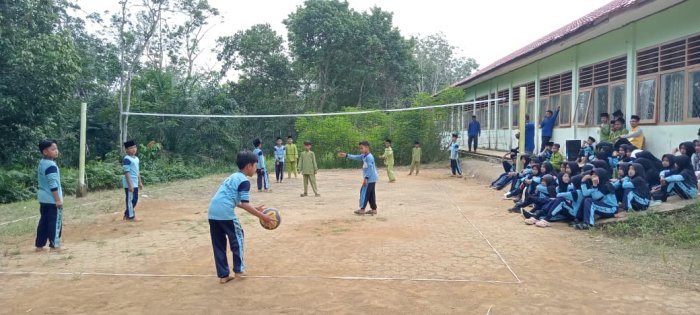 Siswa MIN 1 Tebo Semarakkan Final Classmeeting Bola Voli di Lingkungan Madrasah Siswa MIN 1 Tebo Semarakkan Final Classmeeting Bola Voli di Lingkungan Madrasah