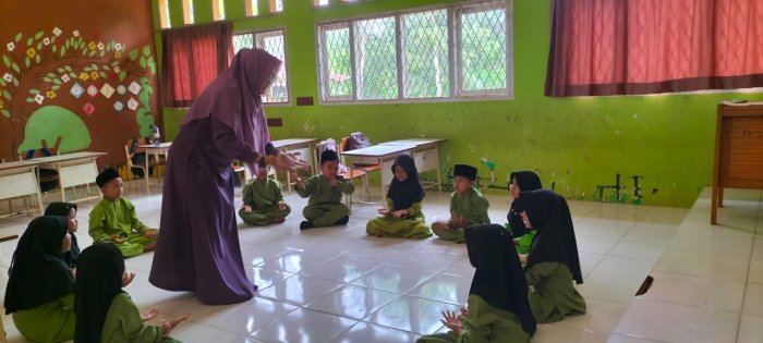 Siswa Kelas 1A Antusias Ikuti Hafalan Surah Pendek Bersama Wali Kelas Siswa Kelas 1A Antusias Ikuti Hafalan Surah Pendek Bersama Wali Kelas