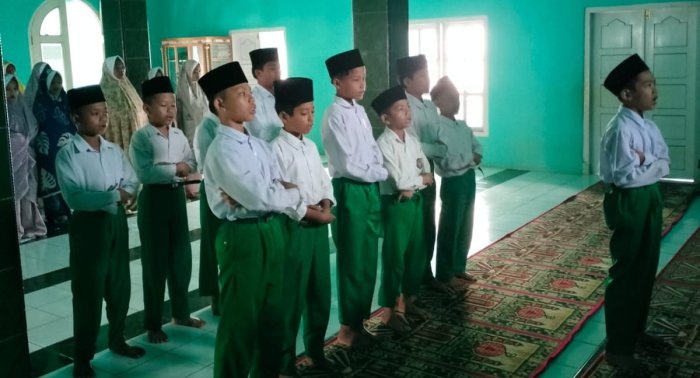 MIN 1 Tebo Terapkan Pembiasaan Sholat Dhuha Berjamaah Perkuat Kedisiplinan Siswa Sebelum KBM Berlangsung MIN 1 Tebo Terapkan Pembiasaan Sholat Dhuha Berjamaah Perkuat Kedisiplinan Siswa Sebelum KBM Berlangsung