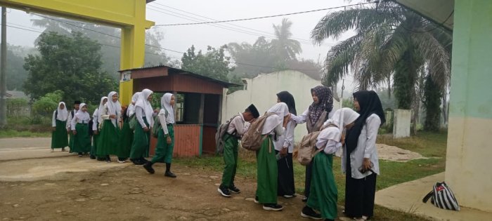 Dewan Guru MIN 1 Tebo  Sukses Laksanakan Tugas Piket Sambut Siswa Setiap Pagi