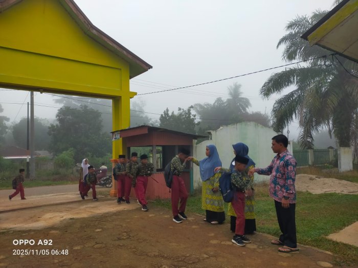 Dewan Guru MIN 1 Tebo Bentuk Karakter Siswa Lewat Penyambutan Piket Setiap Pagi