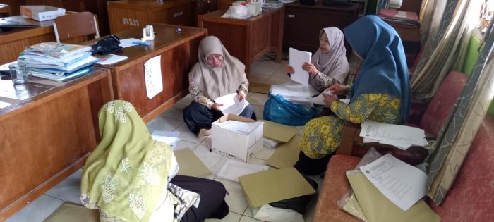 Dewan Guru MIN 1 Tebo Laksanakan Pengepakan Soal Sukseskan Sumatif Akhir Semester Ganjil