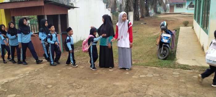 Dewan Guru MIN 1 Tebo Laksanakan Tugas Piket, Sambut Hadirnya Siswa Dengan Penuh Antusias Dewan Guru MIN 1 Tebo Laksanakan Tugas Piket, Sambut Hadirnya Siswa Dengan Penuh Antusias