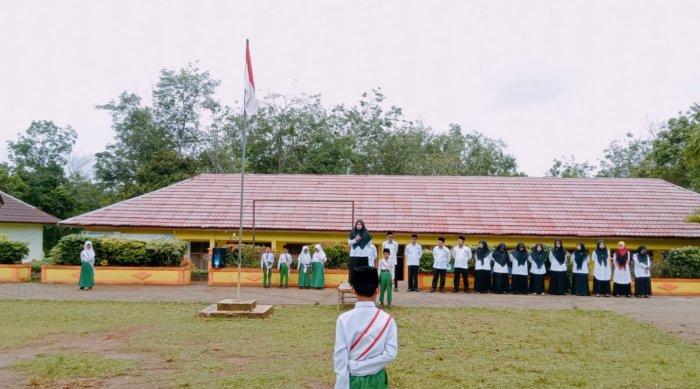 Pembina Upacara Sampaikan  Pentingnya Menjaga Kebersihan Madrasah