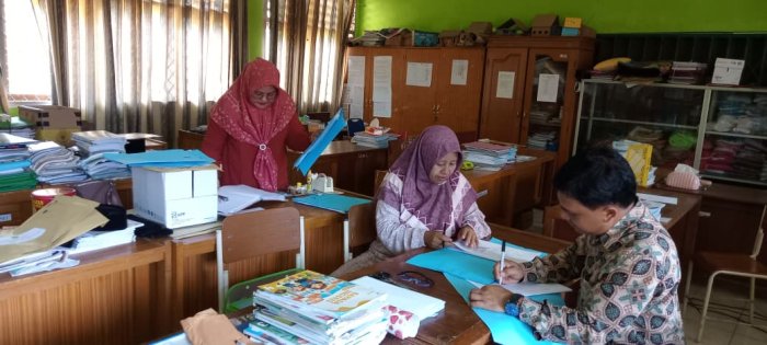Dewan Guru MIN 1 Tebo Sambut Antusias Wali Murid Pada Pelaksanaan Penerimaan Murid Baru Tahun 2026 di Madrasah Dewan Guru MIN 1 Tebo Sambut Antusias Wali Murid Pada Pelaksanaan Penerimaan Murid Baru Tahun 2026 di Madrasah