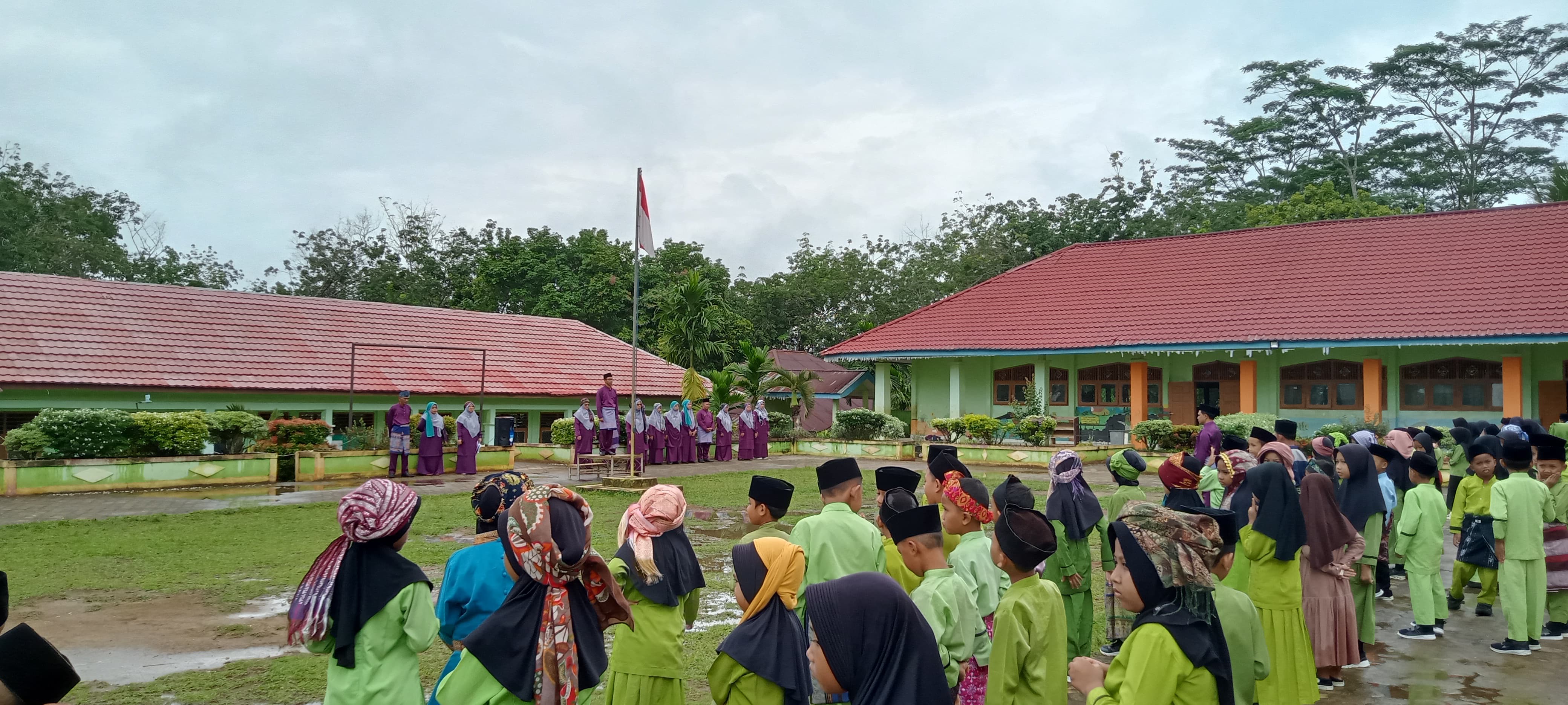 Semangat Keluarga MIN 1,,Laksanakan Upacara HUT Provinsi Jambi ke-68 Semangat Keluarga MIN 1,,Laksanakan Upacara HUT Provinsi Jambi ke-68