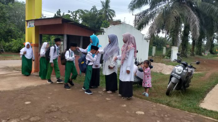 Dewan Guru MIN 1 Tebo Sambut Kehadiran Siswa Setiap Pagi Dengan Pembiasaan Piket