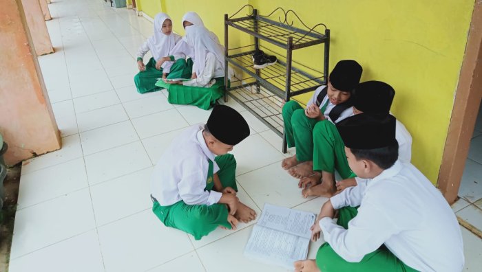 Siswa Kelas VI Ciptakan Moment Kebersamaan, Gelar Belajar Bersama Sebelum Memasuki Ruang TKA di Madrasah