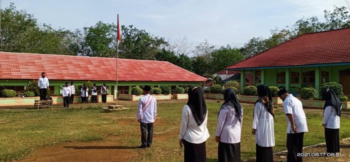  Pendik dan Tendik MIN 1 Tebo  Melaksanakan Upacara HUT RI ke 76