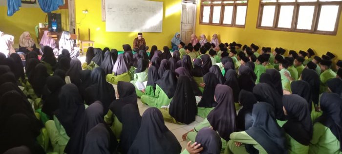 Dewan Guru MIN 1 Tebo Tunjukkan Semangat Dalam Memandu Pembiasaan Siswa di Hari Jumat