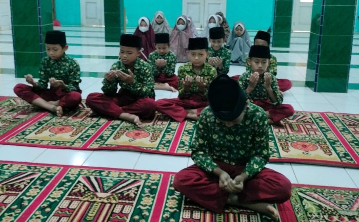 Siswa Kelas V MIN 1 Tebo Gelar Rutinitas Pembiasaan Sholat Dhuha Berjamaah Dengan Penuh Semangat Siswa Kelas V MIN 1 Tebo Gelar Rutinitas Pembiasaan Sholat Dhuha Berjamaah Dengan Penuh Semangat