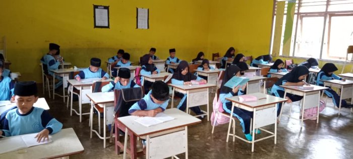 Siswa Kelas 2 MIN 1 Tebo Tingkatkan Semangat Membaca Bersama Dewan Guru Siswa Kelas 2 MIN 1 Tebo Tingkatkan Semangat Membaca Bersama Dewan Guru