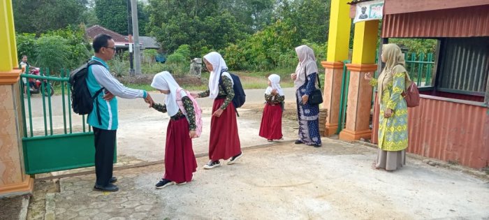 Guru MIN 1 Tebo Tingkatkan Semangat Siswa Lewat Penyambutan Pagi Guru MIN 1 Tebo Tingkatkan Semangat Siswa Lewat Penyambutan Pagi