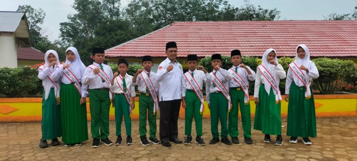 Siswa Kelas 6B MIN 1 Tebo Sukses Laksanakan Tugas Upacara di Hari Senin Siswa Kelas 6B MIN 1 Tebo Sukses Laksanakan Tugas Upacara di Hari Senin