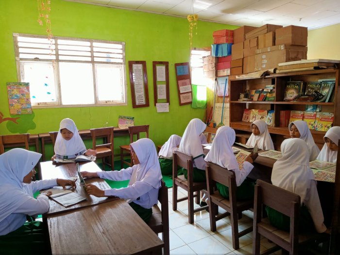 Siswa MIN 1 Tebo Manfaatkan Waktu Luang, Tingkatkan Literasi Lewat Kunjungan Perpustakaan Siswa MIN 1 Tebo Manfaatkan Waktu Luang, Tingkatkan Literasi Lewat Kunjungan Perpustakaan