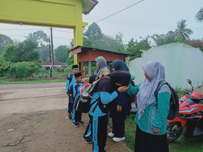 Dewan Guru MIN 1 Tebo Sambut Kehadiran Siswa di Pagi Hari Dewan Guru MIN 1 Tebo Sambut Kehadiran Siswa di Pagi Hari