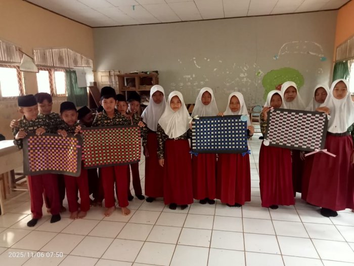 Siswa Kelas 5A MIN 1 Tebo Ikuti Pembelajaran SBDP Kenali Anyaman Tunggal dan Ganda