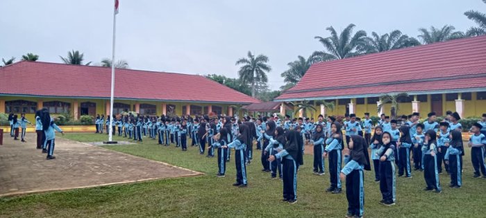 Keluarga Besar MIN 1 Tebo Laksanakan Rutinitas Ikuti Pembiasaan Senam Sehat Setiap Hari Sabtu