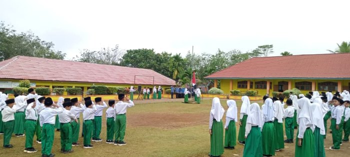 Keluarga Besar MIN 1 Tebo Laksanakan Rutinitas Dalam Upacara Kedisiplinan Setiap Senin