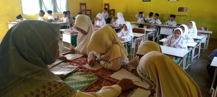 Siswa Kelas Rendah MIN 1 Tebo Antusias Ikuti Pembelajaran Membaca Bersama Dewan Guru