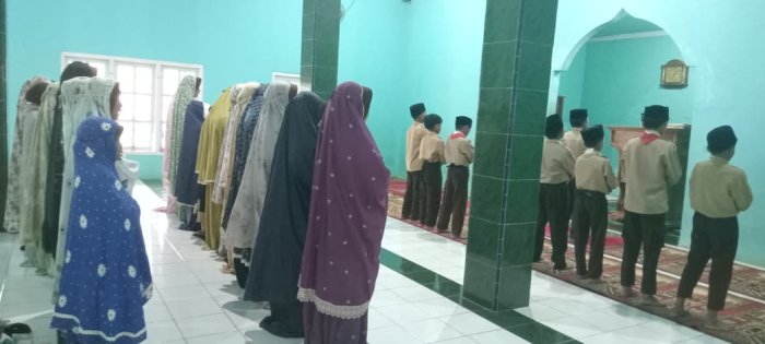 Siswa Kelas VI MIN 1 Tebo Rutin Laksanakan Sholat Dhuha
