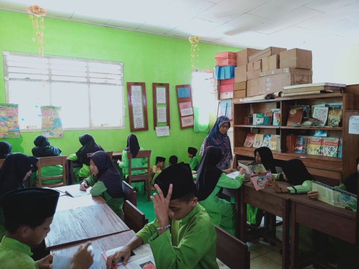 Siswa kelas 6A Ikuti Pembelajaran Bahasa Indonesia Adakan Kegitan Literasi Bersama Wali Kelas Siswa kelas 6A Ikuti Pembelajaran Bahasa Indonesia Adakan Kegitan Literasi Bersama Wali Kelas