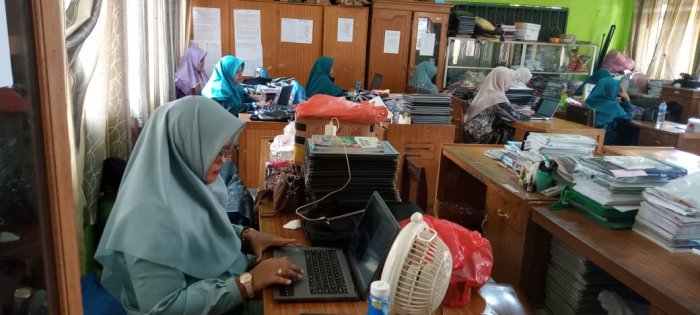 Dewan Guru MIN 1 Tebo Rampungkan Pengisian Nilai Pada Aplikasi RDM di Madrasah
