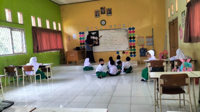 Antusias Siswa Kelas 1A Ikuti Pelajaran Bahasa Indonesia Materi Gerak Hewan