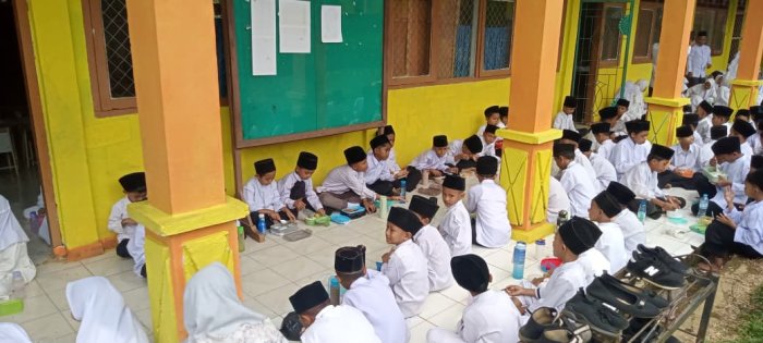 Siswa MIN 1 Tebo Ikuti  Acara Makan Bersama Peringati Hari Santri 2025