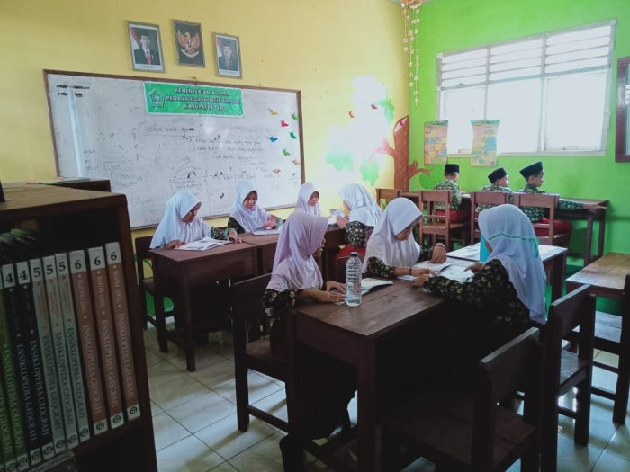 Siswa MIN 1 Tebo Kunjungi Pustaka Madrasah Peroleh Ilmu Yang Bermanfaat
