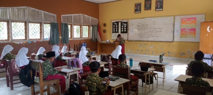 Siswa MIN 1 Tebo Antusias Ikuti Pelaksanaan Pembelajaran Bersama Dewan Guru di Ruang Kelas Siswa MIN 1 Tebo Antusias Ikuti Pelaksanaan Pembelajaran Bersama Dewan Guru di Ruang Kelas