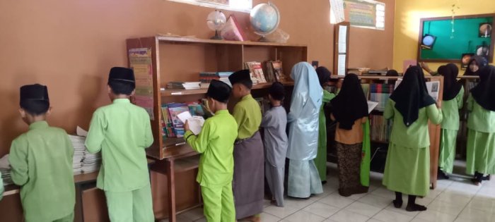 Siswa MIN 1 Tebo Gemar Literasi Membaca di Pustaka Madrasah Siswa MIN 1 Tebo Gemar Literasi Membaca di Pustaka Madrasah
