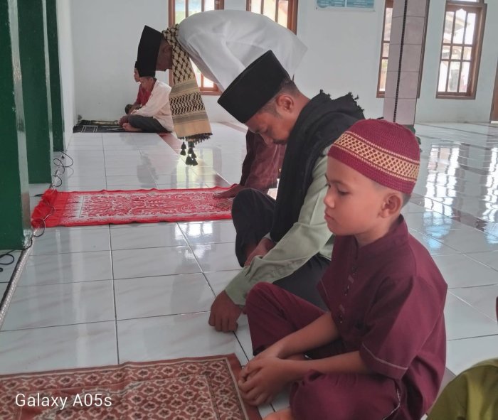 Siswa MIN 1 Tebo Laksanakan Ibadah Shalat Jumat Bersama Orang Tua