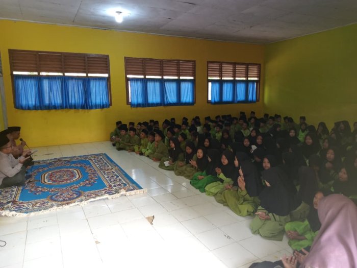 MIN 1 Tebo Gelar Pembiasaan Membaca Surah Yasin di Aula Madrasah