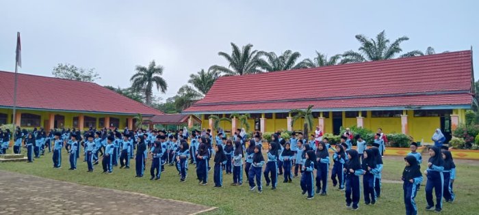 Keluarga Besar MIN 1 Tebo Rutin Laksanakan Senam Sehat Setiap Sabtu Keluarga Besar MIN 1 Tebo Rutin Laksanakan Senam Sehat Setiap Sabtu
