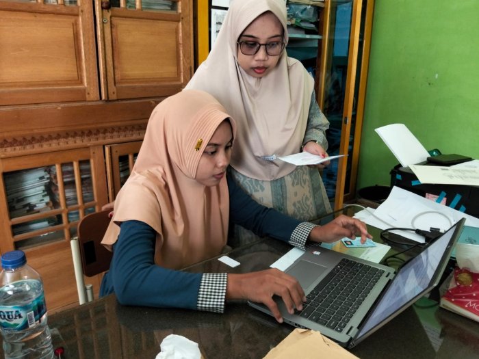 Staf TU MIN 1 Tebo Lengkapi Data Dukung Bagi Calon Penerima BSU Tahun 2025